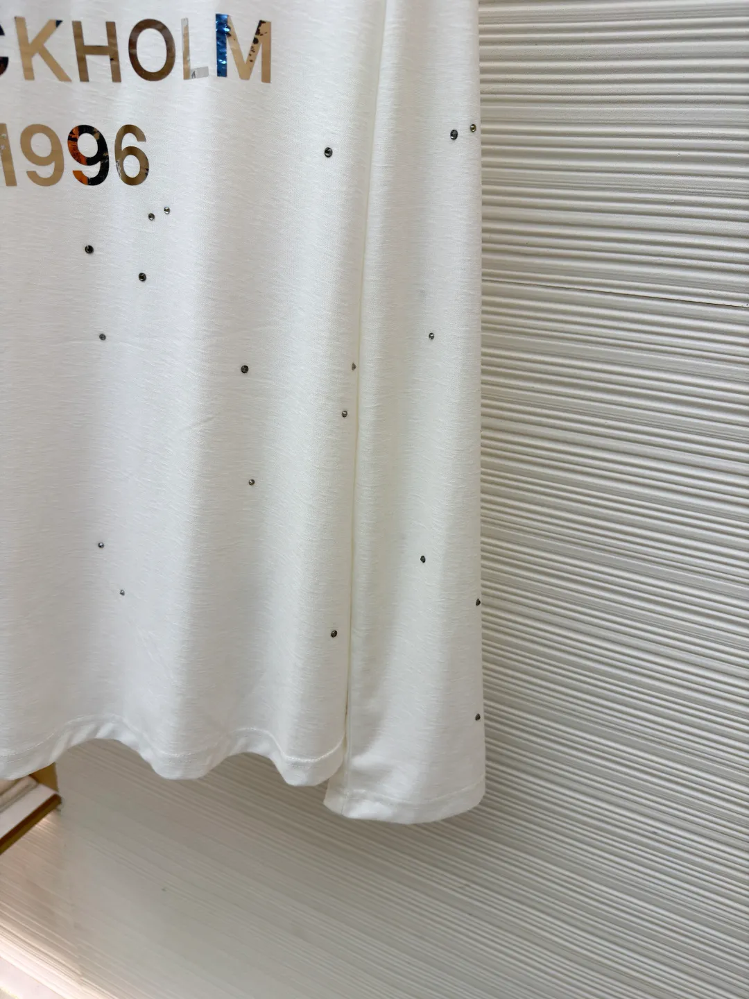 Acne Studios laser hot rhinestone long sleeves ●Original version: Purchased and developed by 3829 ●Item number: 1682157-A15 ●Fabric: linen fabric ●Technology: Printed heat transfer ●Color: white ●Type: loose version ●Weight: about 215 grams ●Size: S-M-L ●Description: The original version was purchased from Hangzhou National Specialty School for 4700. The fabric is made of 85% cotton + 15% linen. Printed heat transfer technology + imported laser material. It is paired with positioning hot-drilling technology. Customized accessories. Same style for men and women. Full of street feel. The workmanship details are very good. The overall wiring is straight and delicate, the fabric is comfortable and soft, and the color is consistent without color difference. It can be matched with the same style to create a fashionable look and control various occasions. Customized accessories, complete with three standards, same style for men and women!